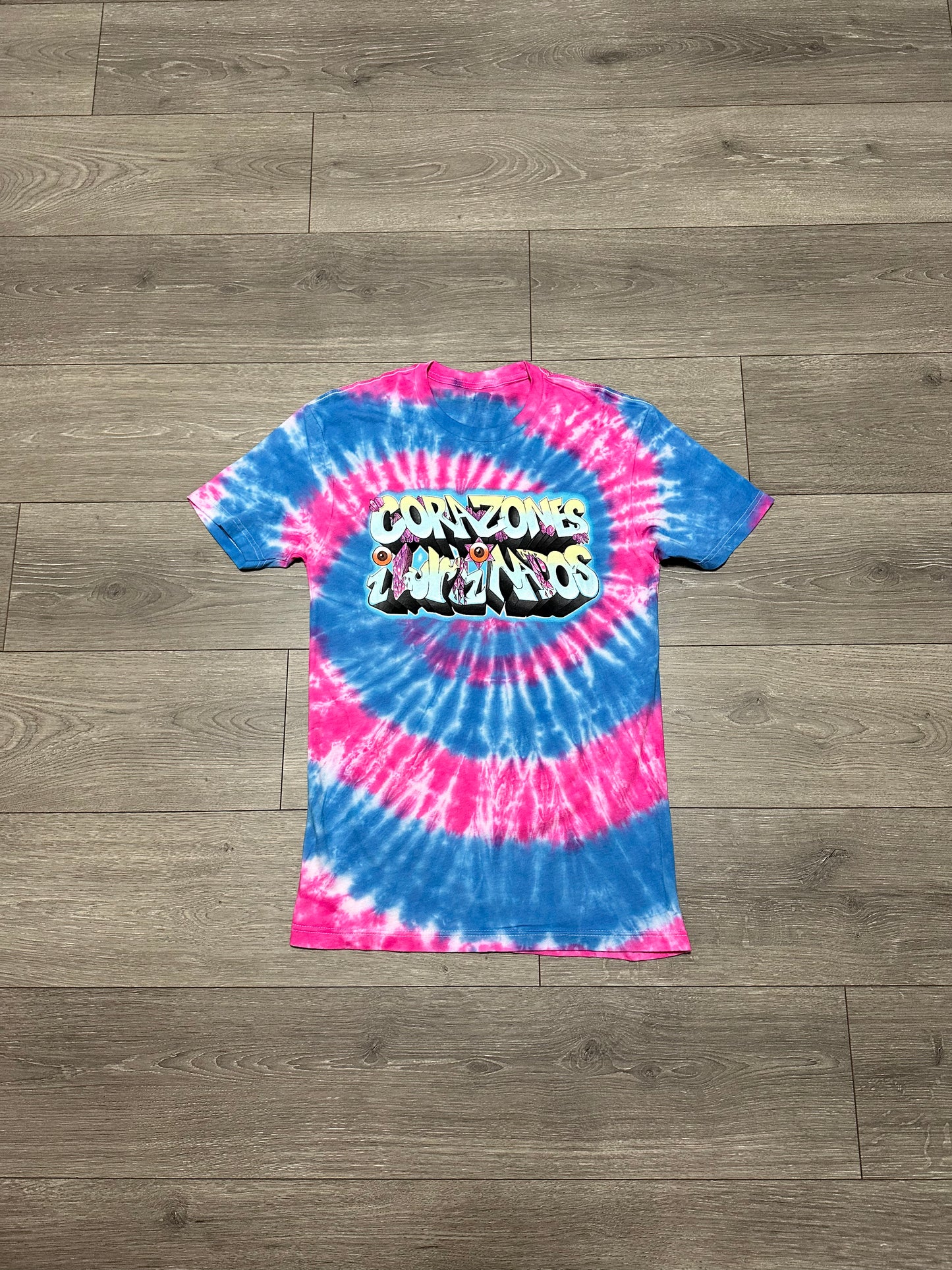 Tie Dye Corazones Iluminados Graffiti Logo T-Shirt